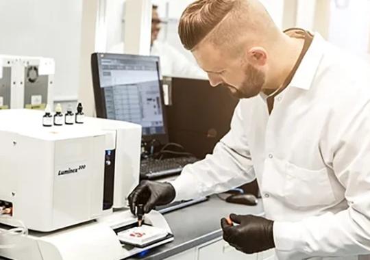 METHODS Special Issue: A Universal Protocol for Attaching Any Peptide to Dyed Magnetic Beads