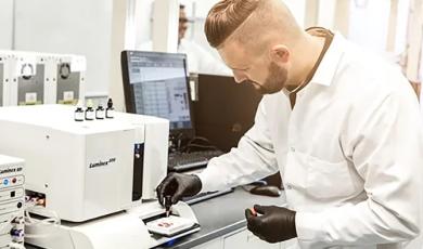 METHODS Special Issue: A Universal Protocol for Attaching Any Peptide to Dyed Magnetic Beads